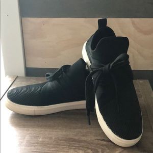 Black size 6 Steve Madden style sneaker